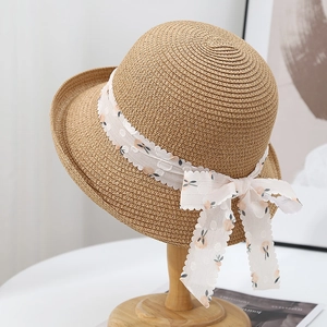 Cappello di paglia stile francese con nastro in chiffon floreale ed elegante bordo ondulato