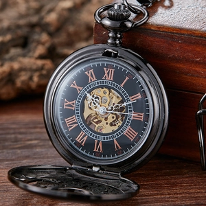 Makroaufnahme einer mechanischen Taschenuhr mit goldenem Uhrwerk und schwarzem Deckel