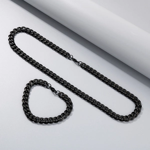 Dettaglio del set collana e bracciale con catena cubana Miami in acciaio nero