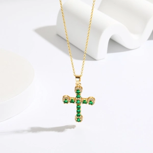 Elegante collana a croce placcata oro 18 carati con zirconi verde smeraldo e piccoli diamanti