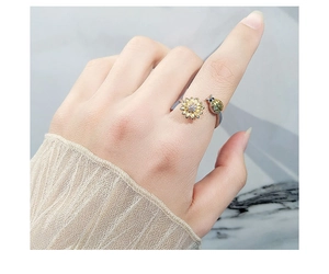 Dettaglio anello rotante in argento S925 con girasole, coccinella e pietre incastonate