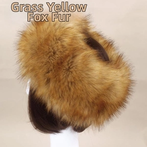 Détail du bonnet en fausse fourrure jaune paille montrant une texture épaisse et pelucheuse