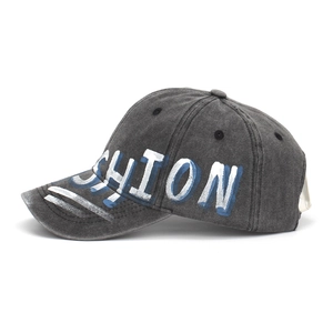 Dettaglio del cappellino in cotone lavato antracite con ricamo di lettere 3D blu