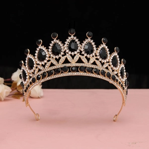 Dettaglio della tiara barocca in cristallo nero con montatura dorata e gemme a goccia