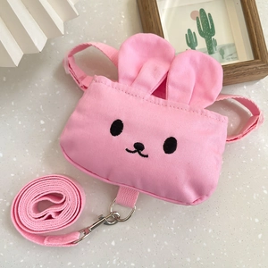 Detalle de mochila de conejo rosa para mascotas con correa ajustable y clip de metal