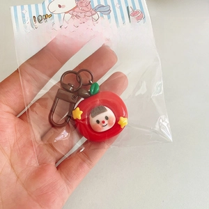 Détail macro du porte-clés de Noël en forme de pomme avec personnage mignon rouge