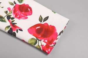 Détail de l'imprimé rose sur le poignet montrant la texture fine du tissu blanc
