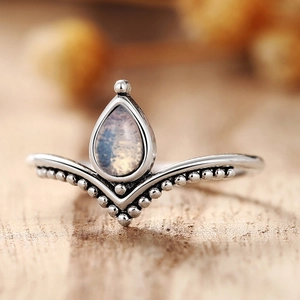 Macro di anello in argento vintage a V con pietra di luna a goccia e dettagli a sfera