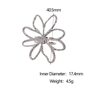 Détail macro de la bague fleur argentée avec diamètre extérieur 40,5mm et intérieur 17,4mm