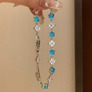 Détail du bracelet fleur et zircon bleu montrant les cadres hexagonaux et le fermoir