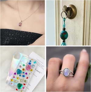 Collage van doe-het-zelf sieraden met paarse hars hanger, maansteen ring en kralenhangers