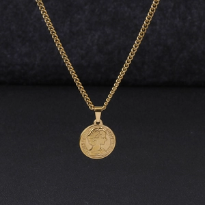 Retro Elizabeth II gold coin necklace with classic curb chain made of titanium steel