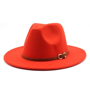 Detail van rode fedora hoed met brede rand, bruine leren band en gouden gesp
