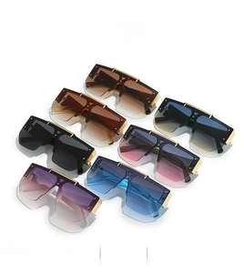 Display a matrice di occhiali da sole squadrati oversize con lenti sfumate in vari colori