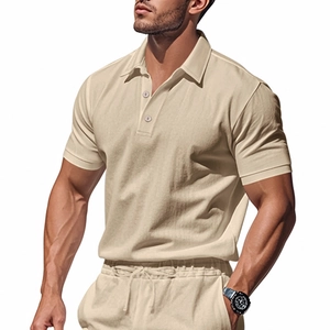 Detalle de polo beige para hombre en punto de gofre que muestra el tejido y la tapeta de botones