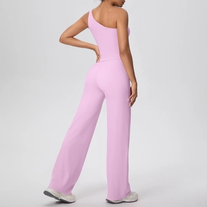 Ensemble yoga rose avec haut à une épaule et pantalon large, vue latérale de dos