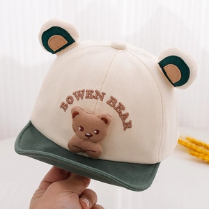 Dettaglio cappellino neonato con orecchie da orso 3D e ricamo Bowen Bear frontale