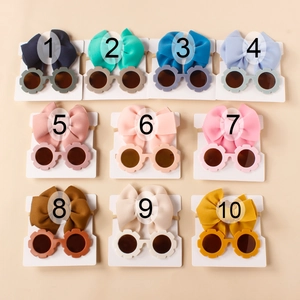 Set di occhiali da sole e fasce con fiocco per neonati in dieci colori vivaci assortiti