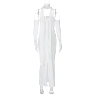 Détail d'une robe bustier blanche moulante avec écharpe en résille et manches longues