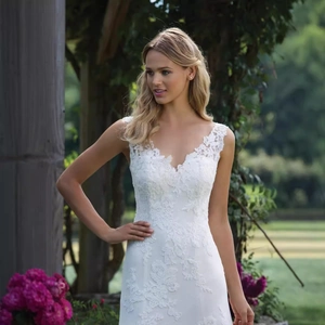 Robe de mariée élégante en dentelle blanche avec col en V et silhouette trapèze fluide
