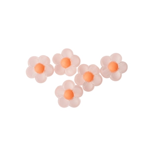 Dettaglio di cinque perline a fiore in acrilico satinato rosa con centro arancione per DIY