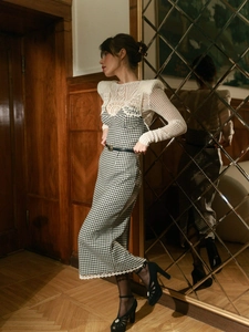 Robe vichy vintage française avec surcouche en dentelle crochetée et coupe ajustée