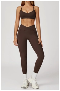 Détail du legging de yoga marron foncé à taille croisée avec des poches latérales utiles