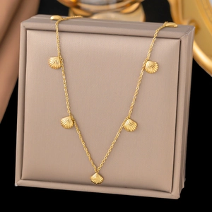 Collier en titane plaqué or 18k avec cinq élégants pendentifs en forme de coquille