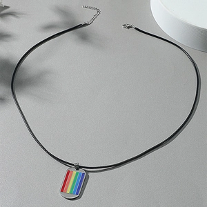 Collier avec pendentif drapeau arc-en-ciel en acier inoxydable sur fond gris épuré