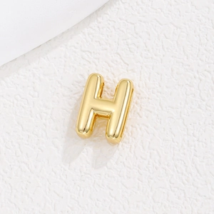 Makroaufnahme von 18K vergoldetem H-Buchstabenanhänger für DIY-Ketten und Schmuck