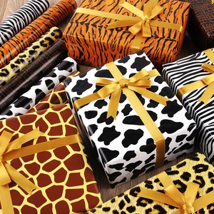 Creatief cadeaupapier met dierenprints zoals luipaard, koe en tijger voor DIY-cadeaus.