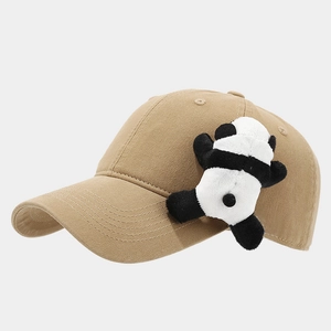 Détail d'une casquette de baseball kaki avec un ornement panda en peluche 3D