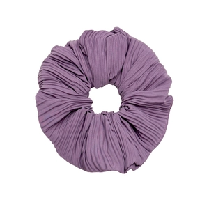 Elastico per capelli viola vintage a pieghe con alta elasticità su sfondo bianco