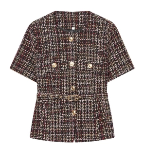 Dettaglio del top in tweed a maniche corte con trama dorata e bottoni in metallo