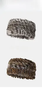 Detail van warme hoofdbanden van imitatiebont met grijze textuur en luipaardpatronen