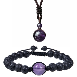 Détail du collier améthyste et bracelet en pierre de lave avec cordons tissés