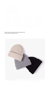 Détail de trois bonnets en laine côtelée dans les tons beige, gris et noir élégant.