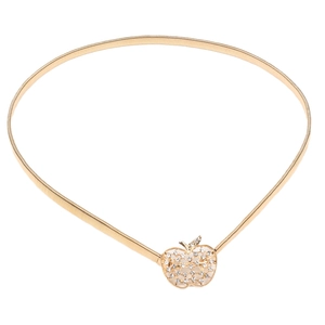 Détail de la ceinture dorée élastique à ressort avec boucle pomme évidée en strass