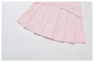 Détail de la jupe de tennis plissée rose montrant le tissu en maille et les coutures