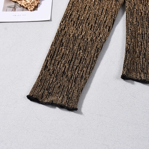 Vue détaillée du haut en tricot lurex scintillant avec une texture côtelée verticale