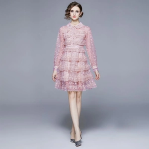 Robe midi élégante en dentelle rose à plusieurs niveaux avec col à revers