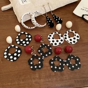 Retro-Ohrring-Set mit Polka-Dot-Blumen aus Acrylharz und Silbersteckern