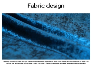 Vue détaillée de la texture du tissu en velours bleu et de l'étiquette de lavage