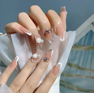 Faux ongles faits main avec roses 3D, perles et strass sur design French V-cut élégant