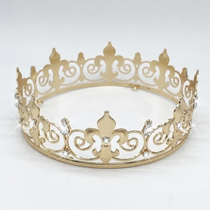 Détail d'une couronne baroque dorée avec motifs de fleur de lys et strass brillants