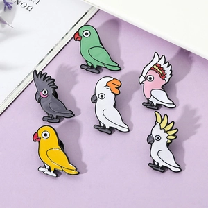 Vue détaillée du lot de 6 broches perroquet en émail avec motifs d'oiseaux colorés
