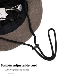 Détail du cordon de serrage intérieur et boucle de réglage du chapeau de soleil