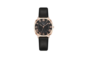 Gros plan détaillé d'une montre à quartz pour femme avec chiffres romains et cuir noir