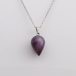 Collana minimalista con ciondolo in cristallo viola a goccia e catena color argento