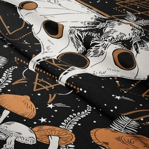 Gros plan du tissu de tapisserie bohème avec crâne, champignons et motifs astrologiques